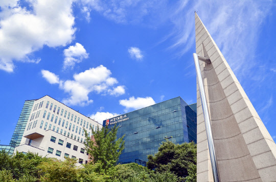 서강대학교(총장 박종구) 지속가능기업 윤리연구소(소장 박영석)는 31일 오후 3시 서울 신수동 서강대 마태오관 리셉션홀에서 '정부 출범 1주년 특별 심포지엄: 호모 라보란스(Homo Laborans) - 공정경제시대의 노동정의'라는 주제로 심포지엄을 개최한다고 밝혔다. 서강대 제공